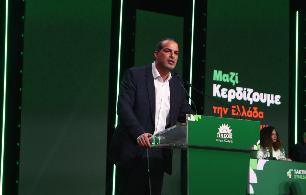 Το χειροκρότημα των πασόκων στον Σακελλαρίδη