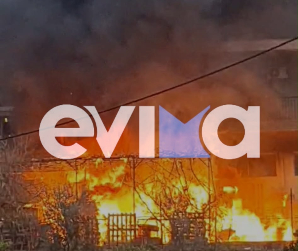 Φωτιά τώρα σε σπίτι στη Χαλκίδα - Νοσηλεύονται δύο γυναίκες (Εικόνες - Βίντεο)