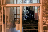 Πετράλωνα - Ξεσπά η μητέρα του 35χρονου βιαστή: Να τον πιάσετε, δεν αντέχω άλλο (βίντεο)