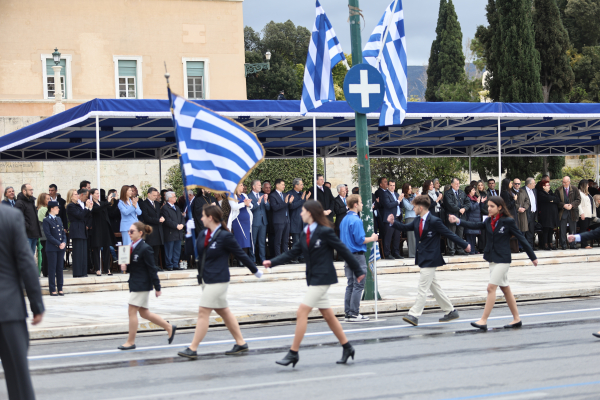 Ολοκληρώθηκε η μαθητική παρέλαση στο κέντρο - Άνοιξε το μετρό