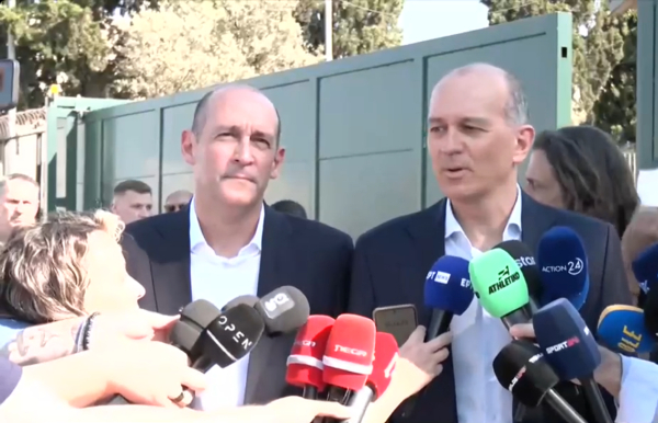 Ο Παναγιώτης Αγγελόπουλος ενοχλήθηκε από το μαλλί δημοσιογράφου - Η απάντησή της (Βίντεο)