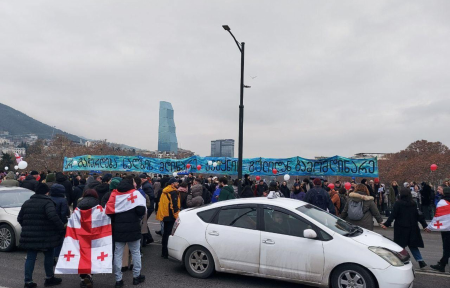 Γεωργία: Νέες, μαζικές διαδηλώσεις - Ορκίστηκε ο νέος αμφιλεγόμενος πρόεδρος