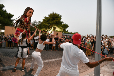 Στην Αθήνα η «Αμάλ» - Περπάτησε στο κέντρο με μουσική υπόκρουση το περίφημο «Άσμα Ασμάτων»