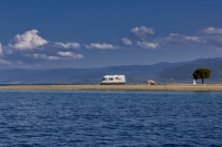Διακοπές με αυτοκινούμενο; Τι ισχύει τελικά με τη στάθμευση - Η διευκρινιστική που γλιτώνει... πρόστιμα