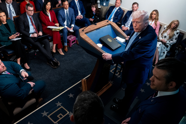 Politico: Ο Τραμπ βρήκε τον τρόπο να δικαιολογήσει τα εγκλήματα πολέμου στο Ιράν