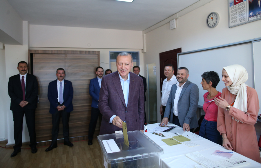 Απίστευτο! Ο Ερντογάν έδωσε μετρητά σε παιδιά μέσα στο εκλογικό κέντρο (βίντεο)