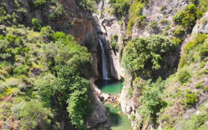 Ο κρυμμένος καταρράκτης της Εύβοιας με την εντυπωσιακή λίμνη