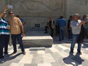 Συνδικαλιστής της ΔΕΗ βεβηλώνει το μνημείο του Αγνώστου Στρατιώτη
