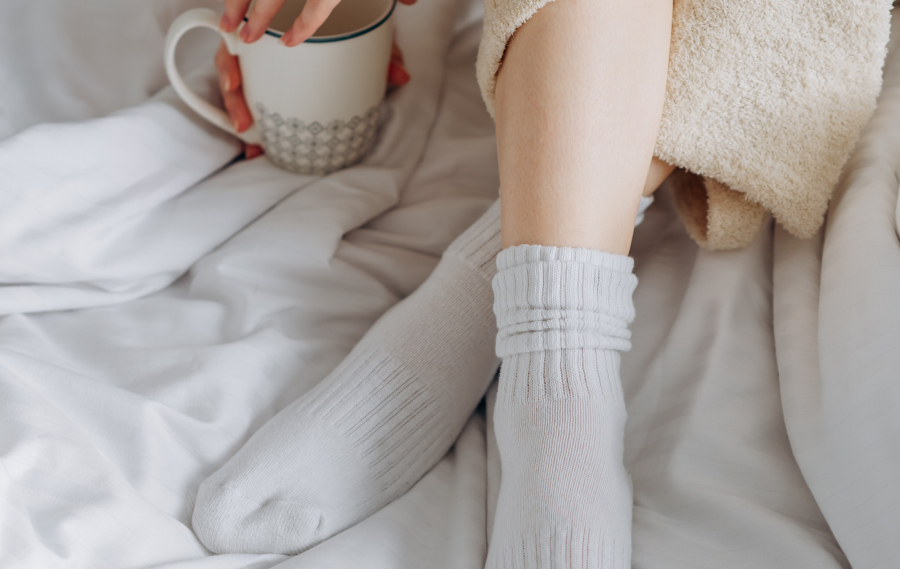 Τελικά πρέπει να κοιμόμαστε με ή χωρίς κάλτσες;