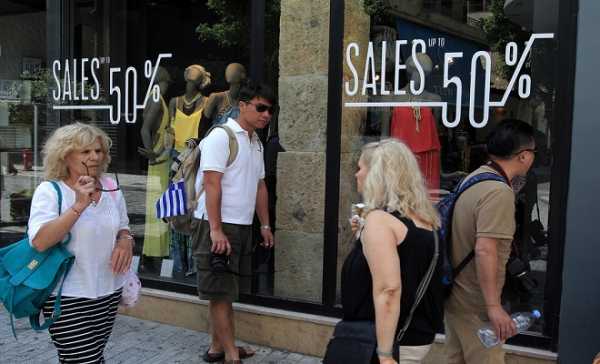 Σε ένα κλίμα απόγνωσης ξεκινούν οι θερινές εκπτώσεις