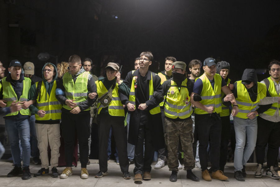 Οι Σέρβοι φοιτητές τολμούν, ο Βούτσιτς απειλεί: Μπλόκο στον κρατικό ραδιοτηλεοπτικό σταθμό, κορύφωση διαδηλώσεων το Σάββατο