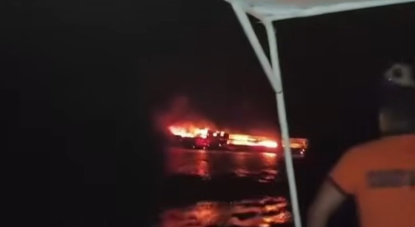 Φωτιά σε επιβατηγό πλοίο στις Φιλιππίνες: Πέντε νεκροί, 87 αγνοούμενοι (Βίντεο)