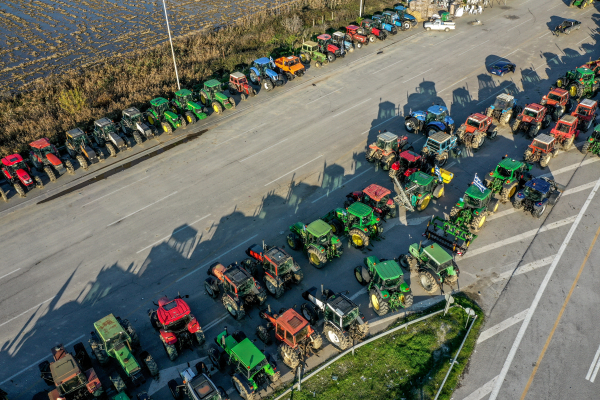 Χριστούγεννα με μπλόκα - Οι αγρότες στην πρώτη γραμμή