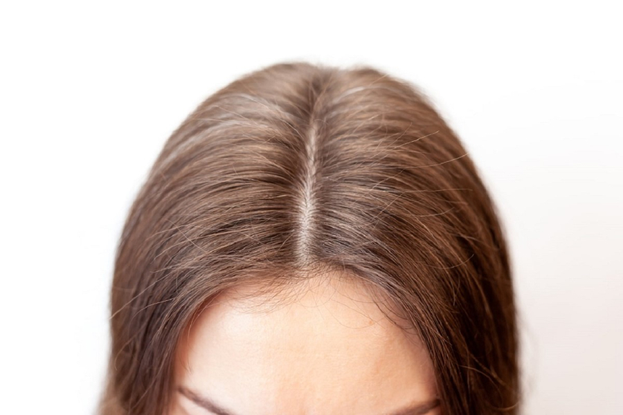 Στη μέση ή στο πλάι: Πού να βάλεις τη χωρίστρα για να φαίνεσαι νεότερη