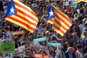 Κλιμάκωση της καταλανικής κρίσης μετά την ανακοίνωση για αναστολή της αυτονομίας