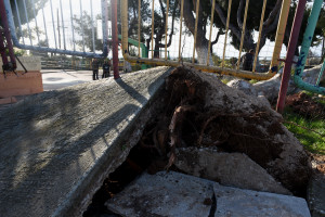 Καιρός: Σαρωτική κακοκαιρία με πτώσεις βράχων και κατολισθήσεις στα Ιωάννινα - Ο δρόμος «κατάπιε» αυτοκίνητο