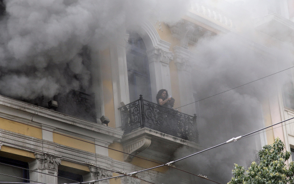 Οι ευθύνες άργησαν 14 χρόνια: Ελλιπή τα μέτρα ασφαλείας της Marfin στη φωτιά το 2010