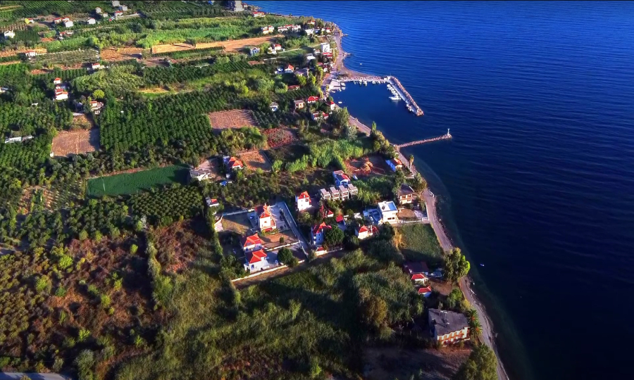 Ο πιο όμορφος παραθαλάσσιος οικισμός κοντά στην Αθήνα – Σαββατοκύριακο από 25 ευρώ το άτομο