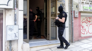 Θεσσαλονίκη: «Δεμένη» η δικογραφία για τους τρεις συλληφθέντες – Ο άνδρας πέταξε το κινητό του από το μπαλκόνι
