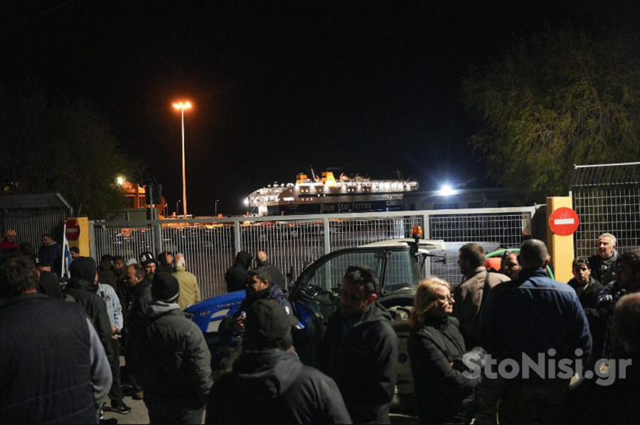 Αγρότες απέκλεισαν το λιμάνι της Μυτιλήνης, πλοίο έφυγε χωρίς επιβάτες και οχήματα (Βίντεο)
