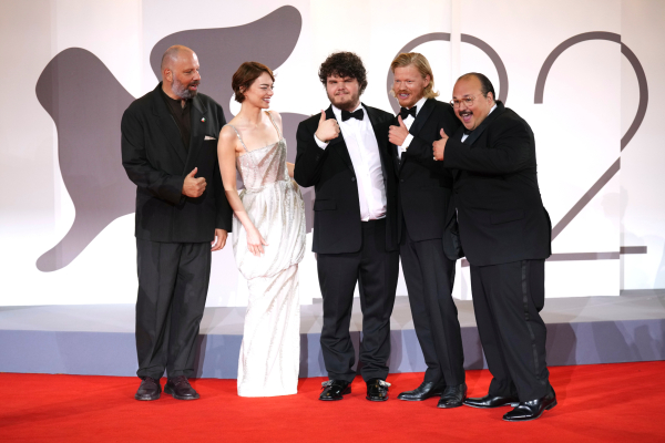 Φεστιβάλ Βενετίας: Παγκόσμια πρεμιέρα για το «Bugonia» του Λάνθιμου (Εικόνες)