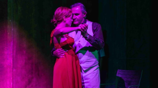 Ο Άκης Σακελλαρίου ερμηνεύει τον ρόλο του Αλ Πατσίνο στο «Άρωμα Γυναίκας» - Δείτε φωτογραφίες