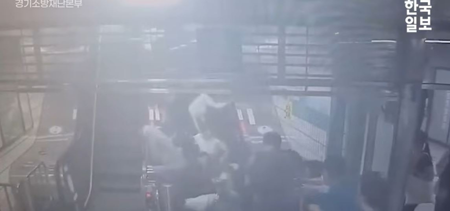 Απίστευτο ατύχημα σε κυλιόμενες σκάλες που άλλαξαν...φορά: Το σοκαριστικό βίντεο