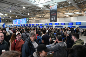 Ταλαιπωρία για χιλιάδες επιβάτες στο «Ελ. Βενιζέλος» - Καθυστερήσεις σε όλα τα αεροδρόμια (Εικόνες)