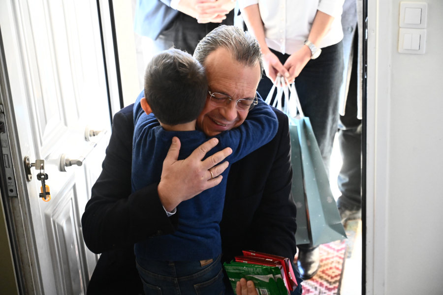 Σωκράτης Φάμελλος: Επισκέφθηκε το Παιδικό Χωριό SOS Βάρης και μοίρασε δώρα στα παιδιά