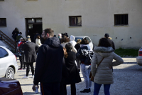 Κορονοιός: Ουρές έξω από Κέντρα Υγείας και φαρμακεία για ένα rapid test ή PCR, αναμονή έως και 1,5 ώρα (βίντεο)