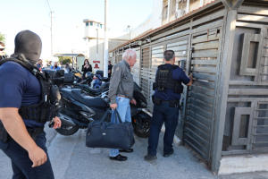 Στη ΓΑΔΑ από τις φυλακές Κορυδαλλού ο Αλέξανδρος Γιωτόπουλος (Εικόνες)