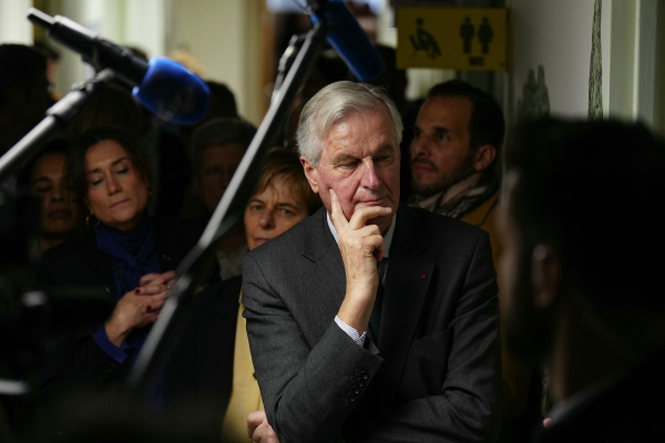 Γαλλία: Ένα βήμα πριν την πτώση η κυβέρνηση Μπαρνιέ