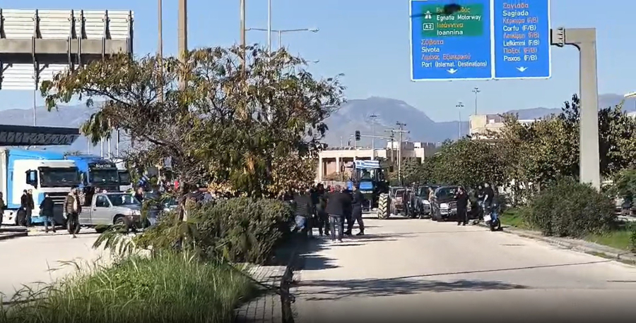 Τα τρακτέρ στο λιμάνι Ηγουμενίτσας - Κλειστό το ρεύμα προς Αθήνα στην Κατερίνη