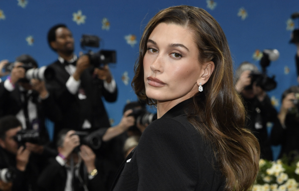 Η Χέιλι Μπίμπερ πούλησε την εταιρεία καλλυντικών της για 1 δισ.