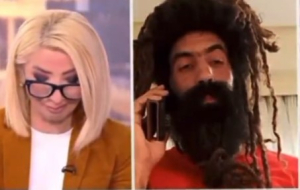 Viral η Μίνα Καραμήτρου - «Πάλευε» να μη γελάσει με τον μελισσοκόμο με τα ράστα (βίντεο)