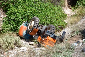 Κρήτη: Αγρότης καταπλακώθηκε από το τρακτέρ του