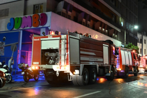 Φωτιά τώρα στα Jumbo Πειραιά