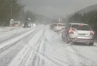 Κακοκαιρία στο Μεσολόγγι: Στα λευκά οι δρόμοι από το χαλάζι (Εικόνες και Βίντεο)