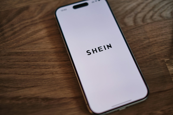 Shein: Μπαράζ ανακλήσεων επικίνδυνων προϊόντων από τις ευρωπαϊκές αγορές