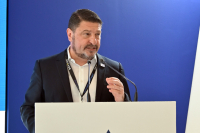Συνθήματα για τα Προσφυγικά έγραψαν άγνωστοι έξω από το σπίτι του Χαρδαλιά – Δήλωση στήριξης από Κυρανάκη