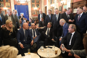 Επίθεση φιλίας στους γαλάζιους βουλευτές με τραπεζώματα