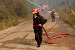 Συναγερμός στο Ηράκλειο από φωτιά- Απειλήθηκαν σπίτια, κάηκαν οχήματα (pics)
