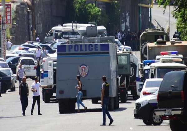 Αρμενία: Εισβολή ενόπλων σε αστυνομικό τμήμα - Κρατούν ομήρους