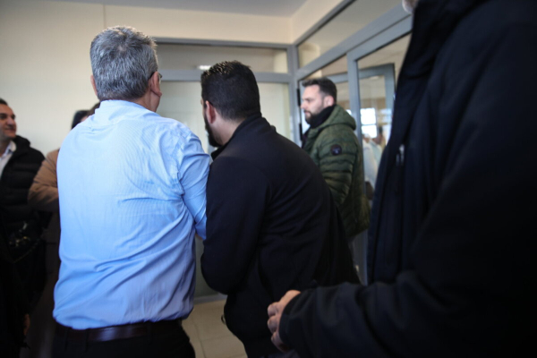 Άγρια επίθεση στον Αγοραστό από συγγενείς θυμάτων των Τεμπών (εικόνες και βίντεο)