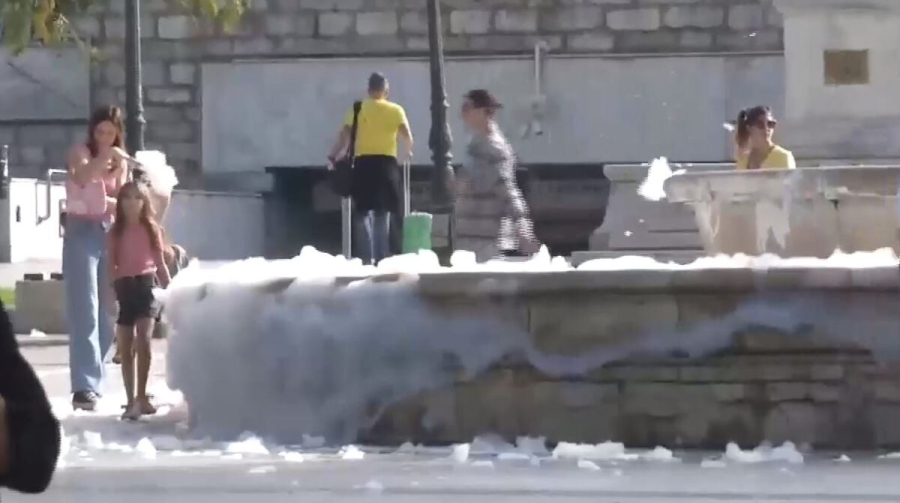 Το συντριβάνι της πλατείας Συντάγματος έγινε...τζακούζι (video)