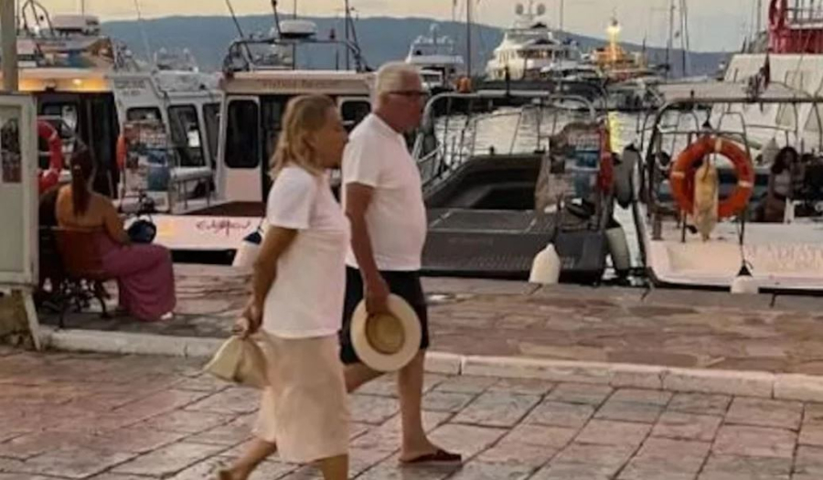 Στην Ύδρα για διακοπές η σχεδιάστρια μόδας Μιούτσια Πράντα με τον σύζυγό της