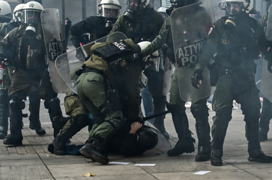 Αιχμές ΠΑΣΟΚ για τα επεισόδια στη διαδήλωση των Τεμπών: Πόσοι κουκουλοφόροι συνελήφθησαν;