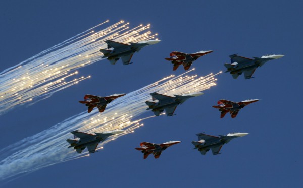 Η στιγμή που ρωσικά μαχητικά βομβαρδίζουν αυτοκινητοπομπή του ISIS