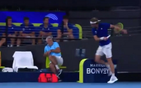 Νεύρα και πάλι από τον Τσιτσιπά: Τραυμάτισε κατά λάθος τον πατέρα του!