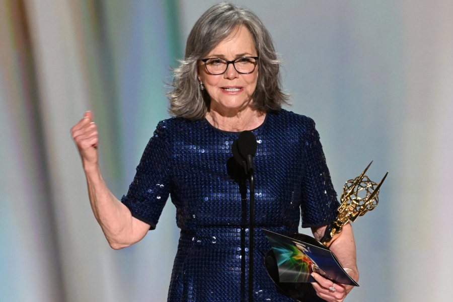 Βραβεία Emmy: Η Σάλι Φιλντ έγινε η γηραιότερη νικήτρια στην κατηγορία της – Το ηχηρό της μήνυμα (Βίντεο)